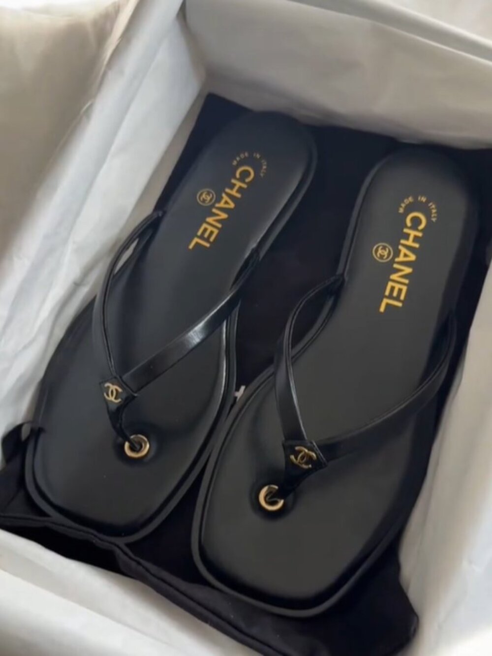 CHANEL '26 Métiers d’art MATTHIEU BLAZY BLACK LEATHER THONG SANDAL SIZE 37.5 NIB